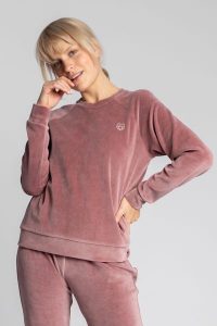 Pluszowa Bluza Haftem - Różowa. Czerwone piżamy MOE, bez wzorów, z bawełny, bez ramiączek. Za 269,90 zł.