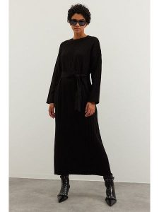 Trendyol Sukienka w kolorze czarnym rozmiar: XL. Czarne sukienki Trendyol, na co dzień, xl, bez wzorów, prążkowane, bez kołnierzyka, bez ramiączek, maxi, proste. Za 100,99 zł.