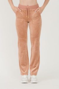 JUICY COUTURE Beżowe spodnie dresowe Del Ray Gold Pocketed Pant. Brązowe spodnie dresowe Juicy Couture, xs, bez wzorów, z dresówki. W wyprzedaży za 350,99 zł.