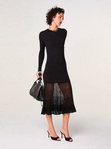 Rodier Sukienka w kolorze czarnym rozmiar: M. Czarne sukienki Rodier, m, bez wzorów, prążkowane, bez kołnierzyka, bez ramiączek, midi. Za 478,99 zł.