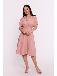 Be Wear Sukienka w kolorze jasnoróżowym rozmiar: S. Różowe sukienki Be Wear, s, bez wzorów, bez kołnierzyka, bez ramiączek, midi. Za 215,21 zł.
