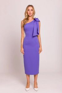 Elegancka sukienka ołówkowa na jedno ramię z kokardą fiolet. Sukienki MOE, na imprezę, l, bez wzorów, z elastanu, eleganckie, z asymetrycznym kołnierzem, bez ramiączek, midi, asymetryczne. Za 389,00 zł.