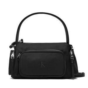 Torebka Calvin Klein. Czarne torebki klasyczne Calvin Klein, bez wzorów, z nylonu, bez dodatków. Za 379,99 zł.