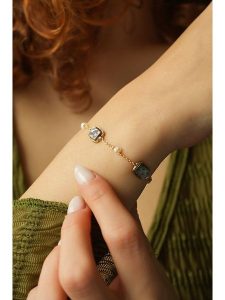 Pierres delicates Pozłacana bransoletka z labradorytami rozmiar: onesize. Niebieskie bransoletki Pierres delicates, z labradorytem, pozłacane. Za 70,08 zł.