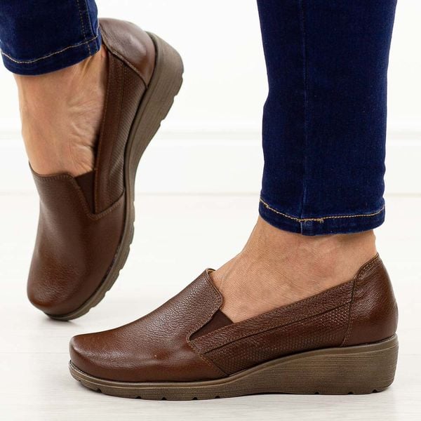 Brązowe skórzane Polskie półbuty damskie na koturnie Deoni D540a. Brązowe półbuty Deoni, na wiosnę, bez wzorów, z jeansu, bez obcasa, na koturnie, bez zapięcia. Za 419,00 zł.