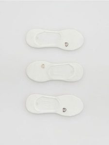 Stopki z nadrukiem 3 pack - złamana biel. Skarpetki Reserved, bez wzorów. Za 39,99 zł.