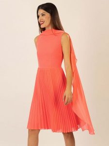 APART Sukienka w kolorze koralowym rozmiar: 36. Czerwone sukienki Apart, na co dzień, bez wzorów, bez kołnierzyka, bez ramiączek, mini, proste. Za 346,99 zł.