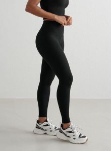 Damskie legginsy szybkoschnące, wysoki stan, kieszonka Ribbed Performance czarne. Czarne legginsy AIM'N, bez wzorów, z elastanu, z podwyższonym stanem, długie. Za 190,50 zł.