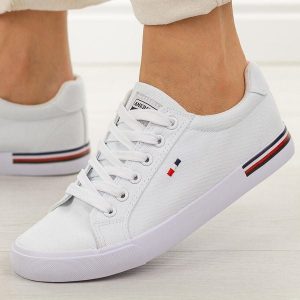 Białe trampki damskie American Club Lh115. Białe trampki American CLUB, bez wzorów, z jeansu, bez zapięcia. Za 99,00 zł.