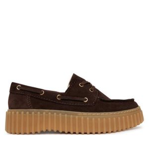 Półbuty Clarks. Brązowe półbuty Clarks, bez wzorów, bez obcasa, na płaskiej podeszwie, bez zapięcia. Za 466,99 zł.