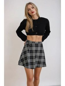 Monki Spódnica w kolorze czarnym rozmiar: 34. Czarne spódnice Monki, bez wzorów, mini. Za 37,30 zł.