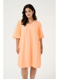 KAFFE curve Sukienka w kolorze brzoskwiniowym rozmiar: 52. Pomarańczowe sukienki KAFFE curve, bez wzorów, bez kołnierzyka, bez ramiączek, midi. Za 113,99 zł.