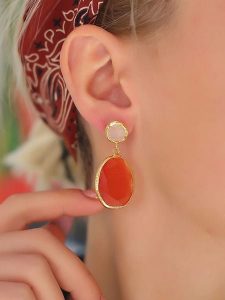 L'Atelier de Gaia Pozłacane kolczyki-wkrętki z kocim okiem i kamieniami księżycowymi rozmiar: onesize. Białe kolczyki L'Atelier de Gaia, z kamieniem księżycowym, pozłacane. Za 83,03 zł.