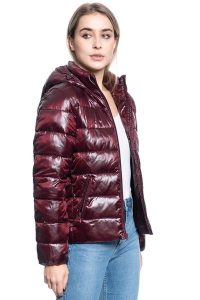 KURTKA DAMSKA WRANGLER SHORT PUFFER TAWNY PORT W4N1V0X7O 112129159. Brązowe kurtki Wrangler, na zimę, xs, bez wzorów, z puchu, bez kaptura. W wyprzedaży za 129,99 zł.
