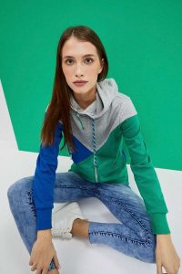 Bluza z kapturem zielona. Zielone bluzy MOODO, xs, bez wzorów, z bawełny, z kapturem. W wyprzedaży za 74,99 zł.