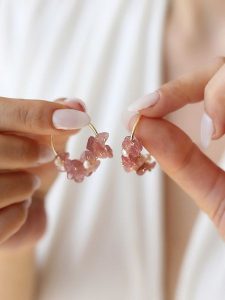 Pierres delicates Pozłacane kolczyki-półkreole z kwarcem różowym rozmiar: onesize. Czerwone kolczyki Pierres delicates, z kwarcem, pozłacane. Za 39,99 zł.