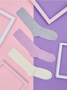 Skarpetki 3 pack - wielobarwny. Skarpetki Sinsay, bez wzorów, z materiału. W wyprzedaży za 9,99 zł.