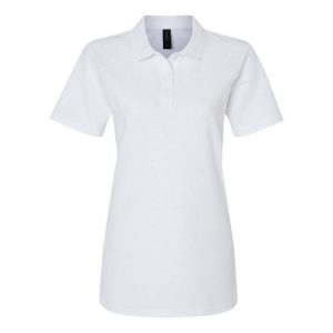 Damska Koszulka Polo Pique Soft Touch. Białe koszulki sportowe GILDAN, bez wzorów, bez ramiączek. Za 44,99 zł.