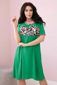 Sukienka z motywem panterki jasno zielona. Zielone sukienki Włoski, na imprezę, l, bez wzorów, z elastanu, eleganckie, bez kołnierzyka, bez ramiączek, oversize. Za 104,56 zł.