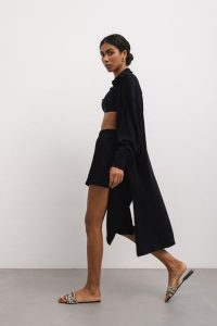 Koszula MAXI z plisowanej BAWEŁNY w kolorze TOTALLY BLACK -FUERTE-M/L. Czarne koszule Marsala, l, bez wzorów, z bawełny, bez kołnierzyka, bez ramiączek. Za 429,90 zł.