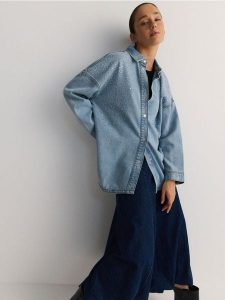 Jeansowa koszula z aplikacją - niebieski. Niebieskie koszule Reserved, l, z aplikacjami, z bawełny, bez kołnierzyka, bez ramiączek. W wyprzedaży za 99,99 zł.