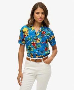 Superdry Koszula Beach Resort z wiskozy – Blue Dolphin Ocean. Niebieskie koszule Superdry, bez wzorów, z wiskozy, bez kołnierzyka, bez ramiączek. Za 215,10 zł.