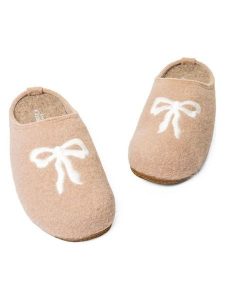 Living Kitzbühel Kapcie "Mimi Bow" w kolorze beżowym rozmiar: 41. Brązowe kapcie Living Kitzbühel, z aplikacjami, z materiału. Za 236,95 zł.