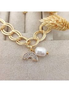 Nakkash Pozłacana bransoletka z zawieszką rozmiar: onesize. Żółte zawieszki Nakkash, z cyrkonią, pozłacane. Za 87,19 zł.