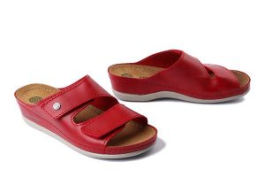 DR. BRINKMANN 700743-04 rot, klapki damskie. Czerwone klapki Dr. Brinkmann, bez wzorów, ze skóry, bez obcasa, na koturnie. Za 167,93 zł.