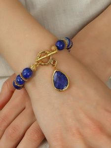 L'Atelier de Gaia Pozłacana bransoletka z lapis lazuli i szafirem rozmiar: onesize. Niebieskie bransoletki L'Atelier de Gaia, z lazurytem, pozłacane. Za 92,21 zł.