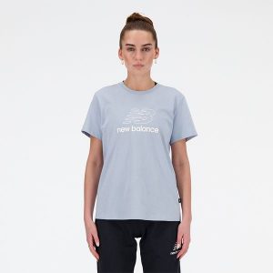 Koszulka damska New Balance WT41816LAY – niebieska. Niebieskie bluzki New Balance, s, bez wzorów, z materiału, eleganckie, bez kołnierzyka, bez ramiączek. Za 69,99 zł.