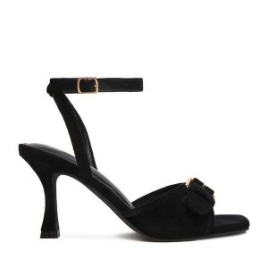 Sandały JENNY. Czarne sandały Jenny, bez wzorów, bez obcasa, na szpilce, bez zapięcia. Za 129,99 zł.
