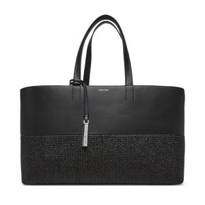 Torebka Calvin Klein. Czarne torebki klasyczne Calvin Klein, bez wzorów, bez dodatków. Za 419,99 zł.