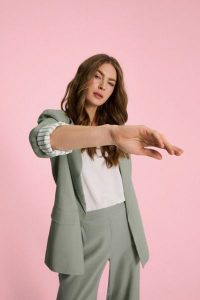 Marynarka z dodatkiem lnu oliwkowa. Zielone marynarki i żakiety MOODO, l, bez wzorów, ze lnu. Za 199,99 zł.