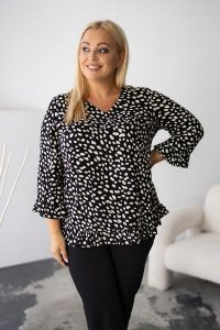 Czarna bluzka w kremowe cętki z dekoltem V PLUS SIZE XXL. Białe bluzki Nasi partnerzy, plus size, bez wzorów, z wiskozy, eleganckie, bez kołnierzyka, plus size, bez ramiączek. Za 199,90 zł.