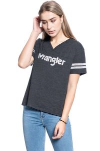 DAMSKI T-SHIRT WRANGLER V NECK DRAPE TEE BLACK W7P8E4100 112132066. Czarne t-shirty Wrangler, s, bez wzorów, bez kołnierzyka, bez ramiączek. Za 69,99 zł.