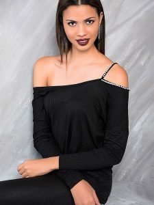 Milan Kiss Bluzka w kolorze czarnym rozmiar: L. Czarne bluzki Milan Kiss, l, bez wzorów, bez kołnierzyka, bez ramiączek. Za 101,47 zł.
