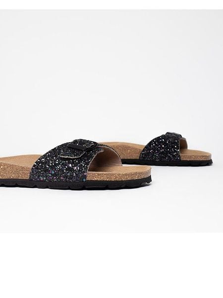 Bluebay Klapki "Anthemis" w kolorze czarnym ze wzorem rozmiar: 37. Czarne klapki Bluebay, bez wzorów, z otwartym noskiem, bez obcasa. Za 121,95 zł.