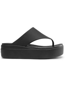 Crocs Japonki "Brooklyn" w kolorze czarnym na koturnie rozmiar: 42/43. Czarne klapki Crocs, bez wzorów, z tworzywa sztucznego, bez obcasa, na koturnie. Za 131,74 zł.