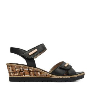 Sandały Remonte. Czarne sandały Remonte, bez wzorów, bez obcasa, na koturnie, bez zapięcia. Za 359,99 zł.