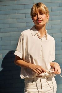 Bluza z kołnierzykiem i krótkimi rękawami beżowa. Brązowe bluzy MOODO, l, bez wzorów, z bawełny, bez kaptura. Za 99,99 zł.