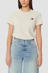 TOMMY JEANS Beżowy damski t-shirt z małym logo. Brązowe t-shirty Tommy Jeans, s, bez wzorów, z jeansu, bez kołnierzyka, bez ramiączek. W wyprzedaży za 143,99 zł.
