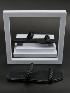 Klapki - czarny. Czarne klapki Sinsay, bez wzorów, ze skóry, bez obcasa. Za 39,99 zł.