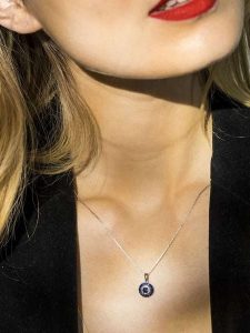 CARATELLI Złota zawieszka "Lukana" z diamentami i szafirami rozmiar: onesize. Niebieskie zawieszki CARATELLI, z diamentem, złote. Za 1 217,99 zł.