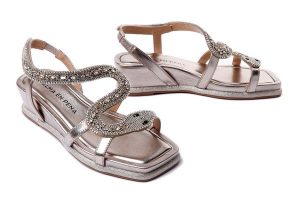 ALMA EN PENA V240736 diva bronze, sandały damskie. Żółte sandały Alma en Pena, bez wzorów, bez obcasa, na koturnie, bez zapięcia. Za 377,94 zł.