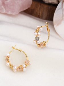 Pierres de Jade Pozłacane kolczyki-kreole z perłami i cyrkoniami rozmiar: onesize. Białe kolczyki Pierres de Jade, z cyrkonią, pozłacane. Za 60,99 zł.