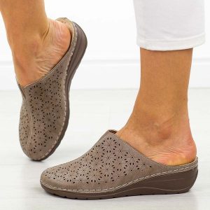 Khaki klapki damskie na koturnie Potocki 24301. Brązowe klapki POTOCKI, bez wzorów, z jeansu, bez obcasa, na koturnie. W wyprzedaży za 116,10 zł.