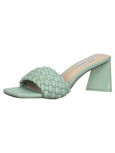 Steve Madden Klapki w kolorze miętowym rozmiar: 40. Zielone klapki Steve Madden, bez wzorów, z otwartym noskiem, bez obcasa. Za 149,31 zł.