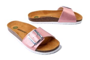 DR. BRINKMANN 700677-42 rosa, klapki damskie. Czerwone klapki Dr. Brinkmann, bez wzorów, bez obcasa, na płaskiej podeszwie. Za 147,92 zł.