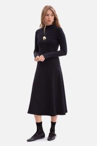 Bawełniana sukienka dzianinowa rozkloszowana czarna. Czarne sukienki Bewear, do pracy, s, bez wzorów, z bawełny, biznesowe, bez kołnierzyka, bez ramiączek, rozkloszowane. Za 259,00 zł.